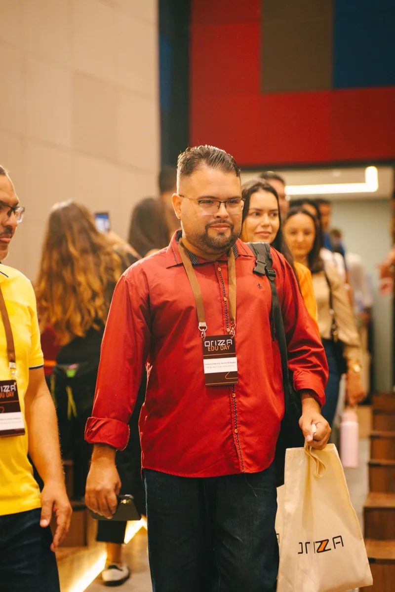 Participante com crachá Orizza Edu Day